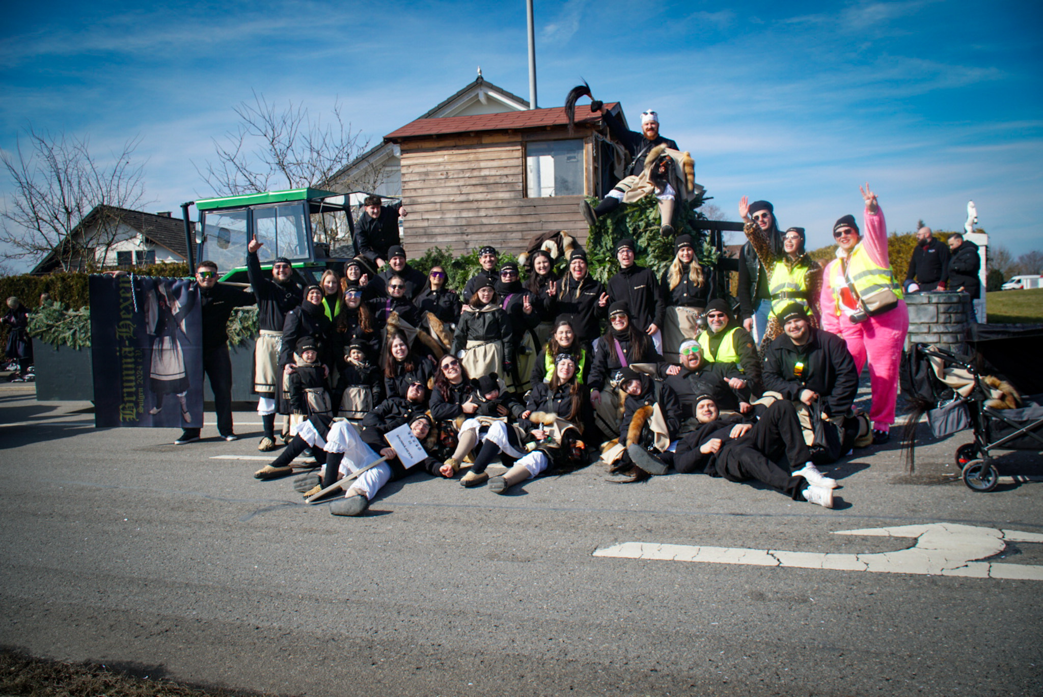 Gruppenfoto der Brunnä-Hexen am Umzugswagen
