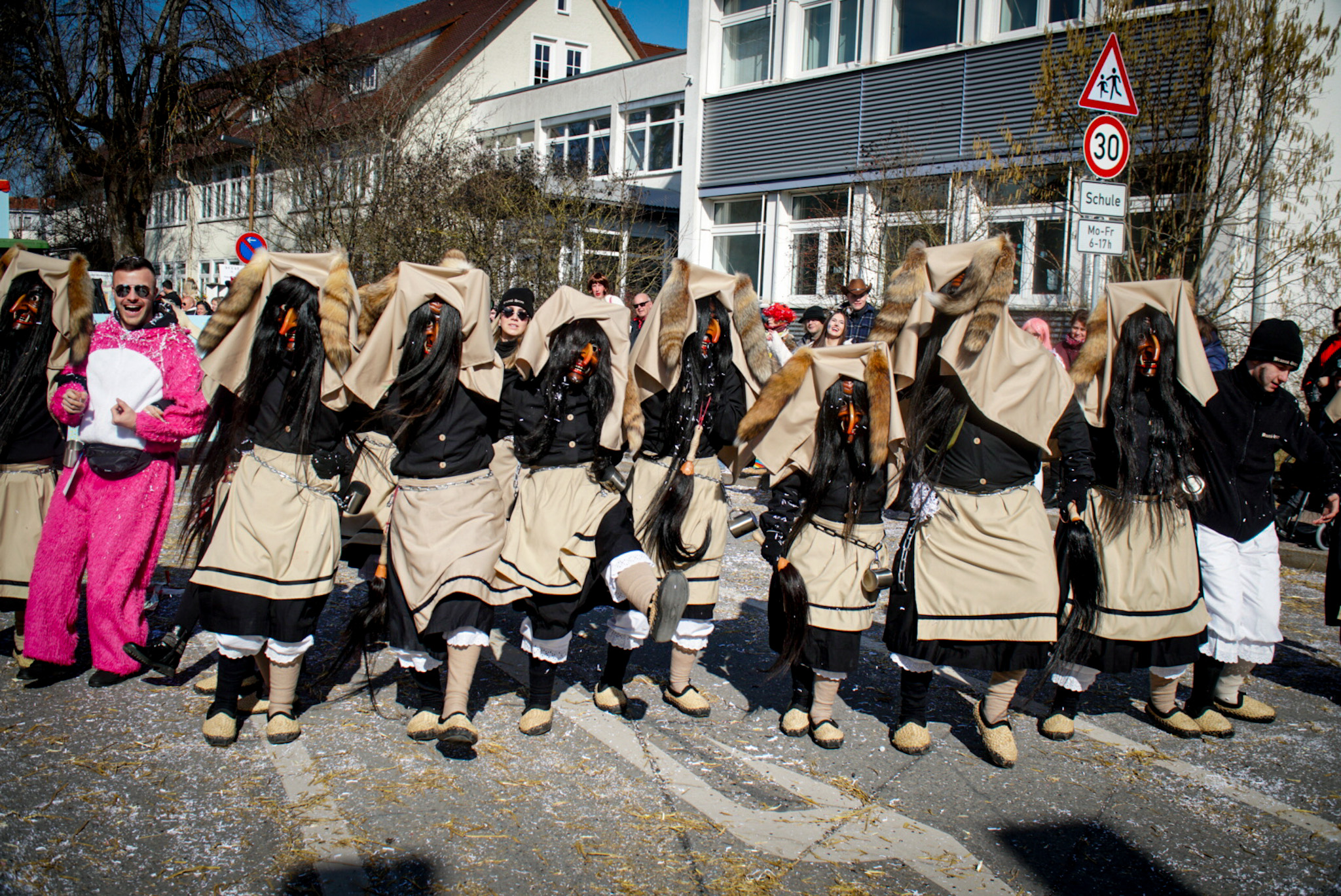 Brunnä-Hexen gemeinsam beim Fasnetsumzug