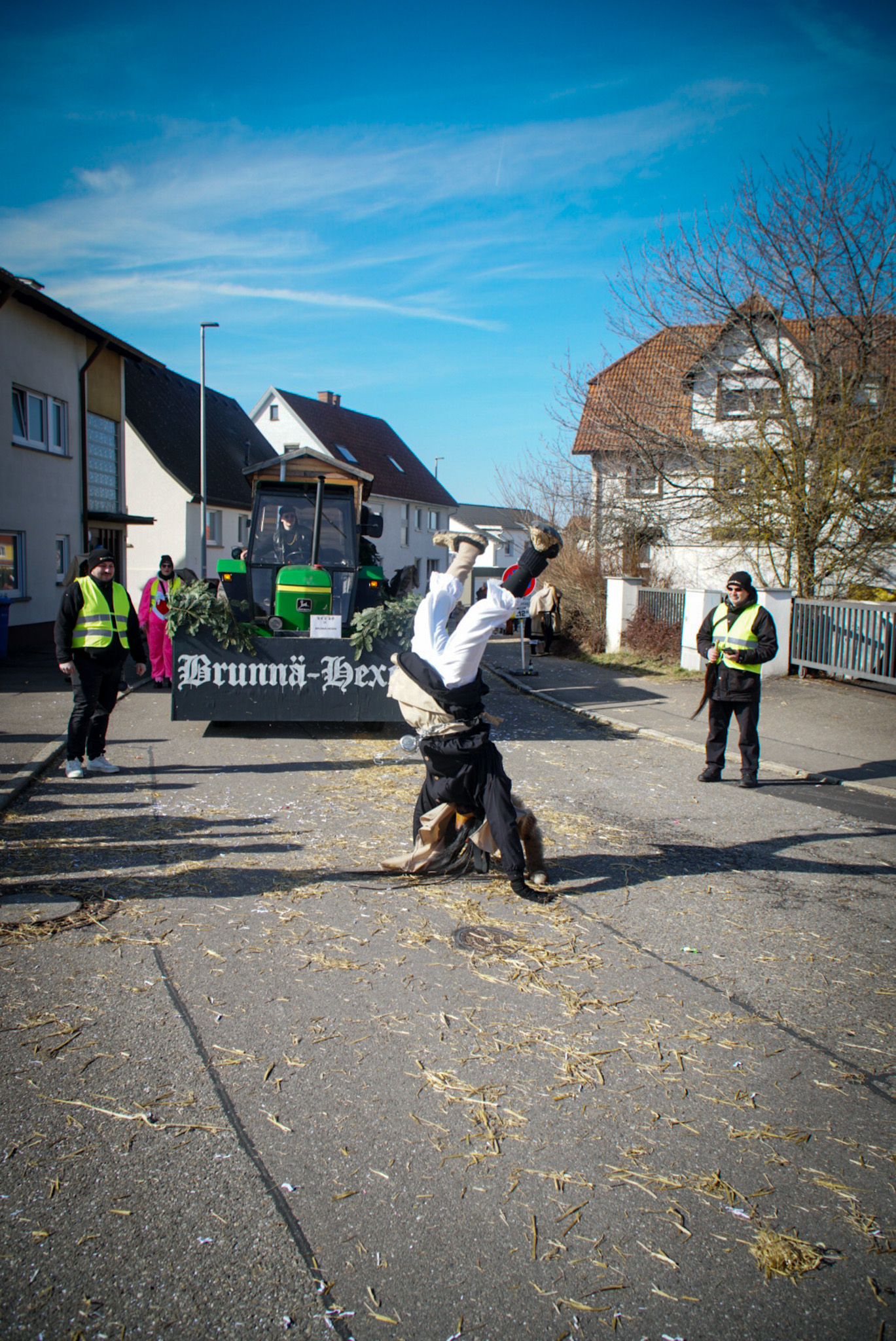 Akrobatik vor dem Wagen der Brunnä-Hexen