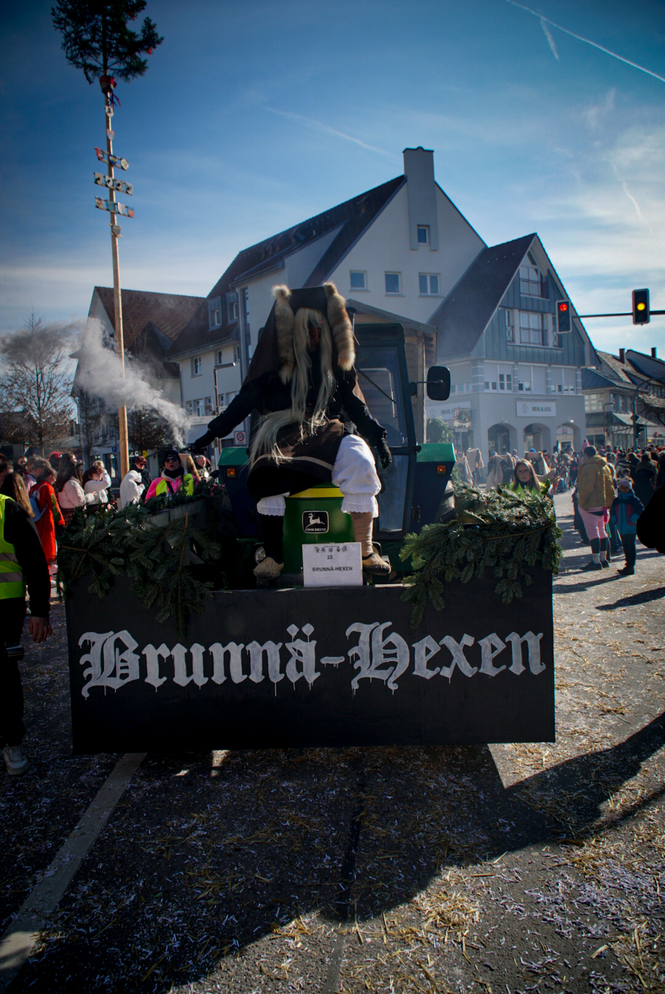 Brunnä-Hexe auf dem geschmückten Umzugswagen